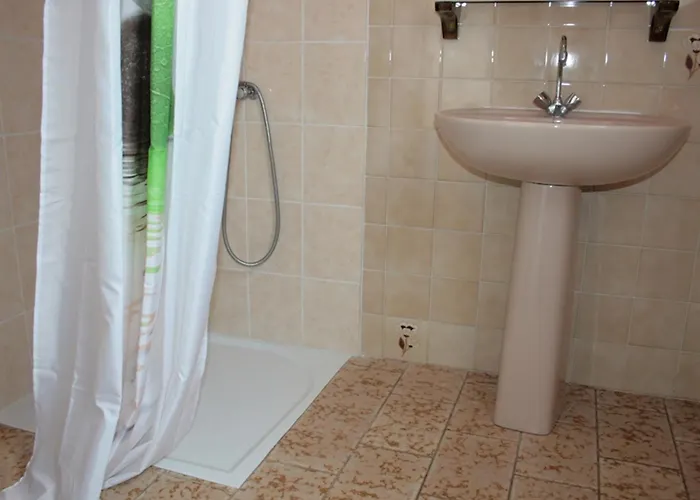 Maison Avec Courette A 450m De La Et Proche Commerces - Equipee - Fr-1-22-176