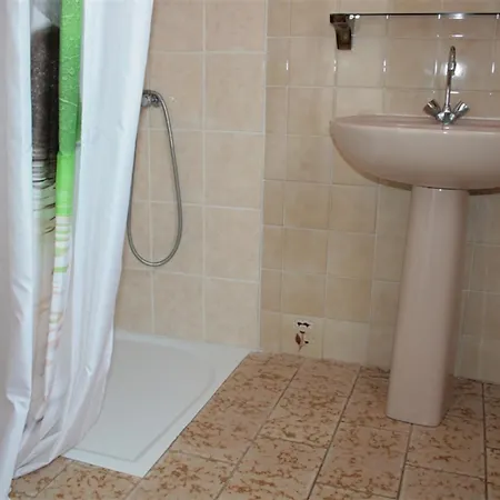 Maison Avec Courette A 450m De La Et Proche Commerces - Equipee - Fr-1-22-176